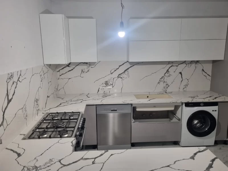 Bucătărie moderna Calacatta blat spate