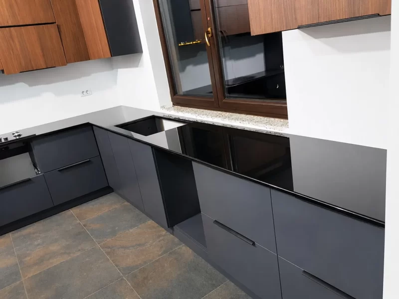 Blat insulă quartz negru oglindă