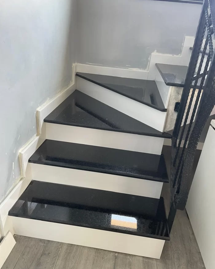 Scară granit negru balustradă forjată
