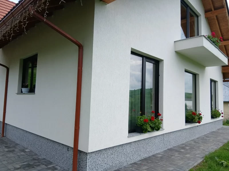 Soclu casă placat granit Bianco Sardo